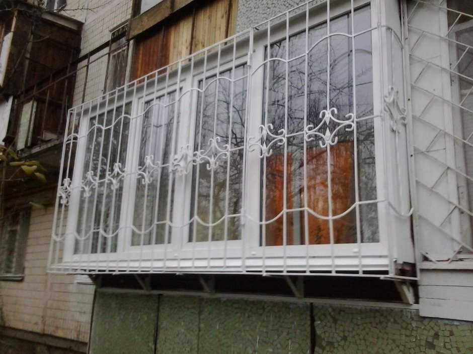 Застекленный балкон с решетками
