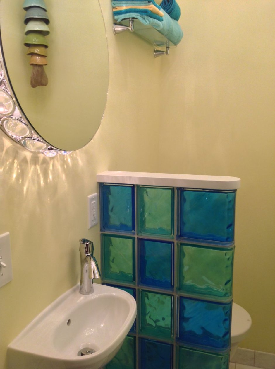 Разноцветные стеклоблоки в ванной