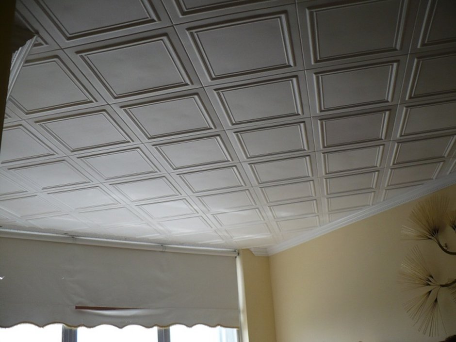 Потолок из пенопластовых панелей