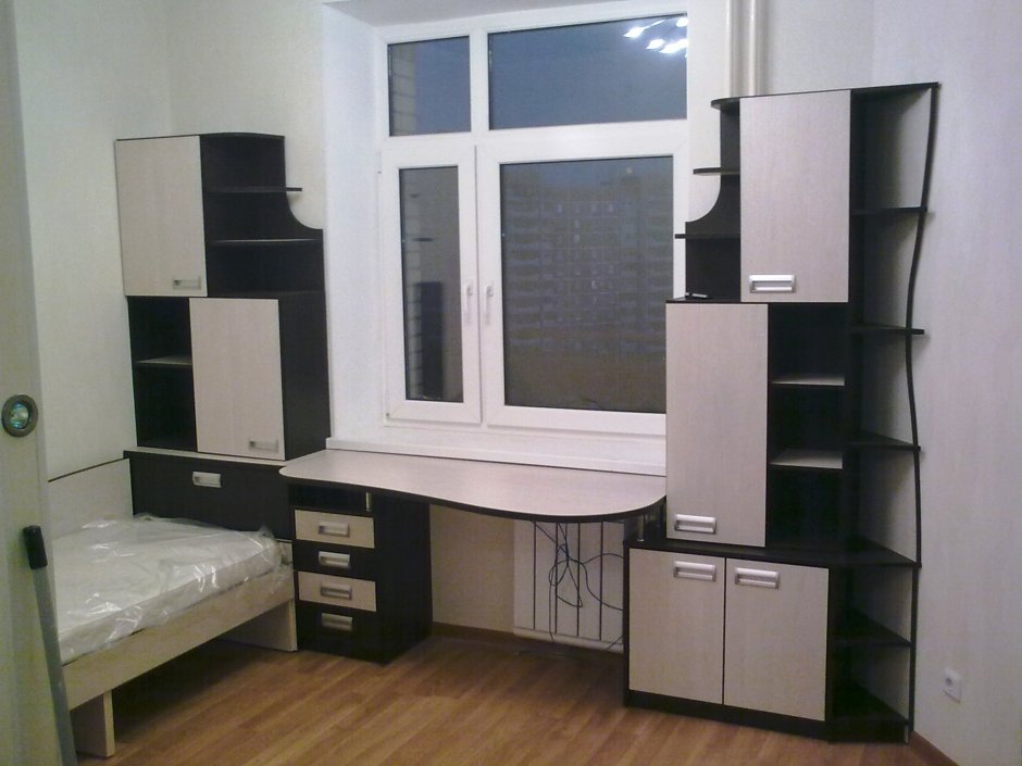 Стенка со шкафом и компьютерным столом в маленькую комнату