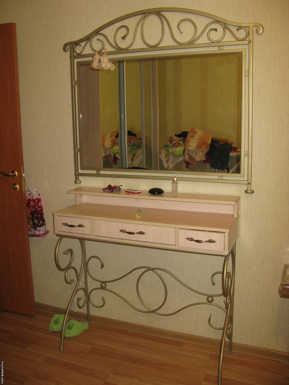 Кованый туалетный столик с зеркалом