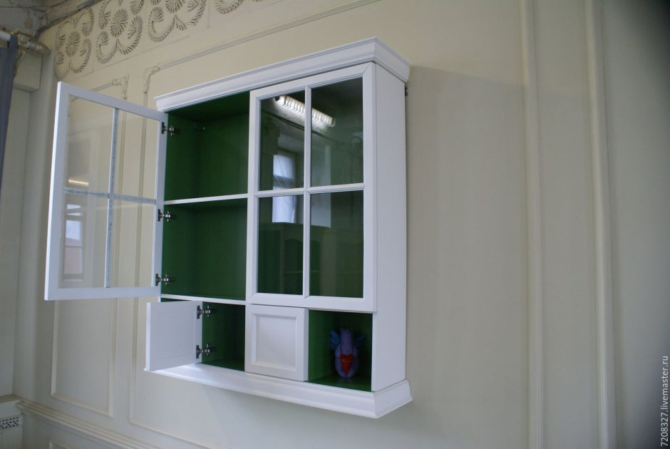Навесной шкаф со стеклянными дверцами