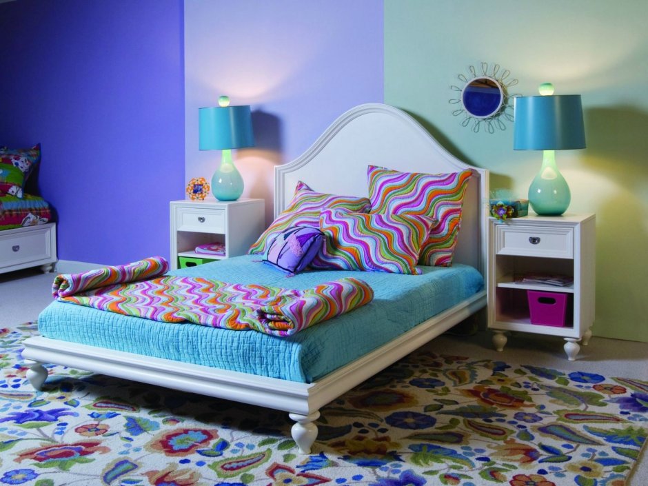 Разноцветная спальня