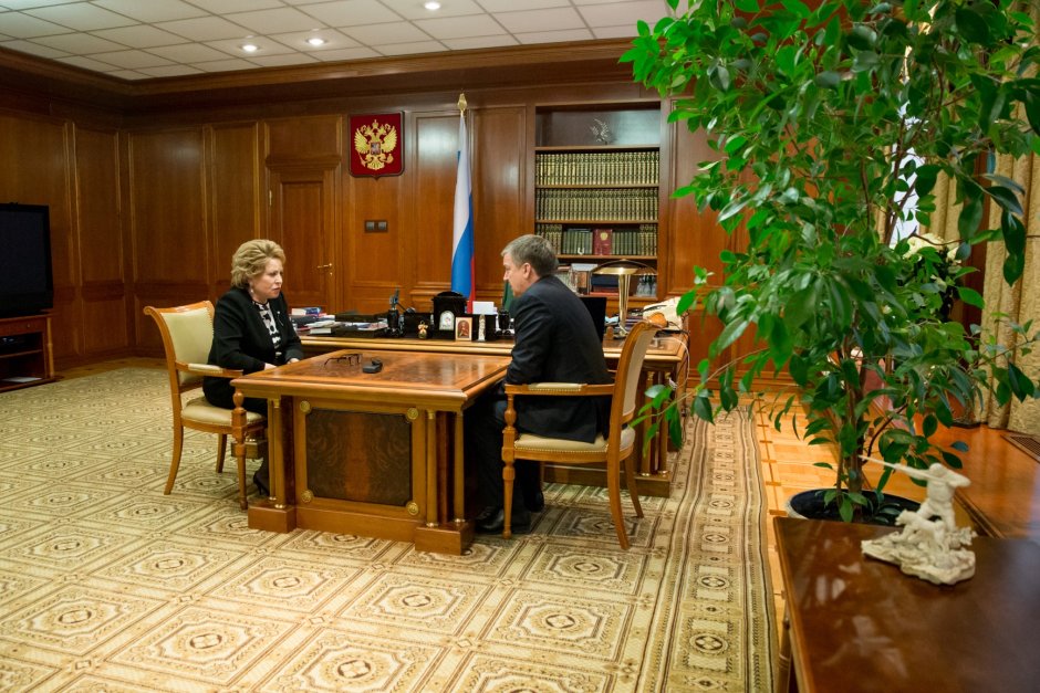 Цветок у президента в кабинете