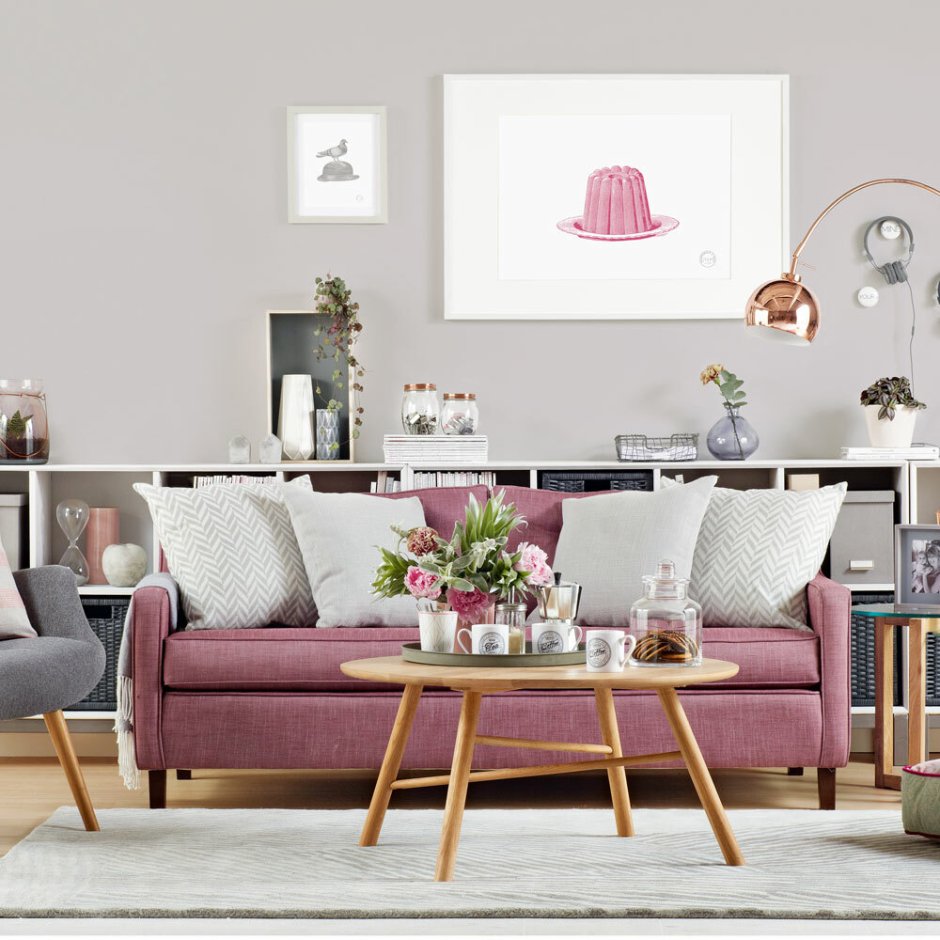 Серый и розовый в интерьере гостиной