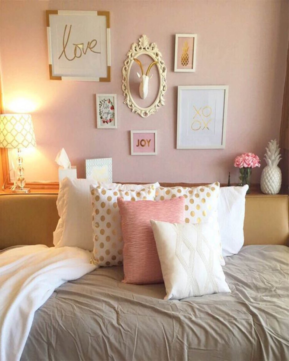 Спальня в золотисто-розовых оттенках