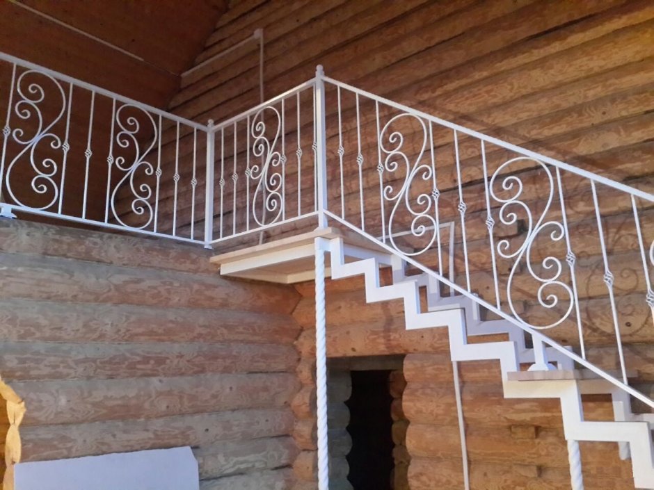 Кованная лестница с деревянными ступенями