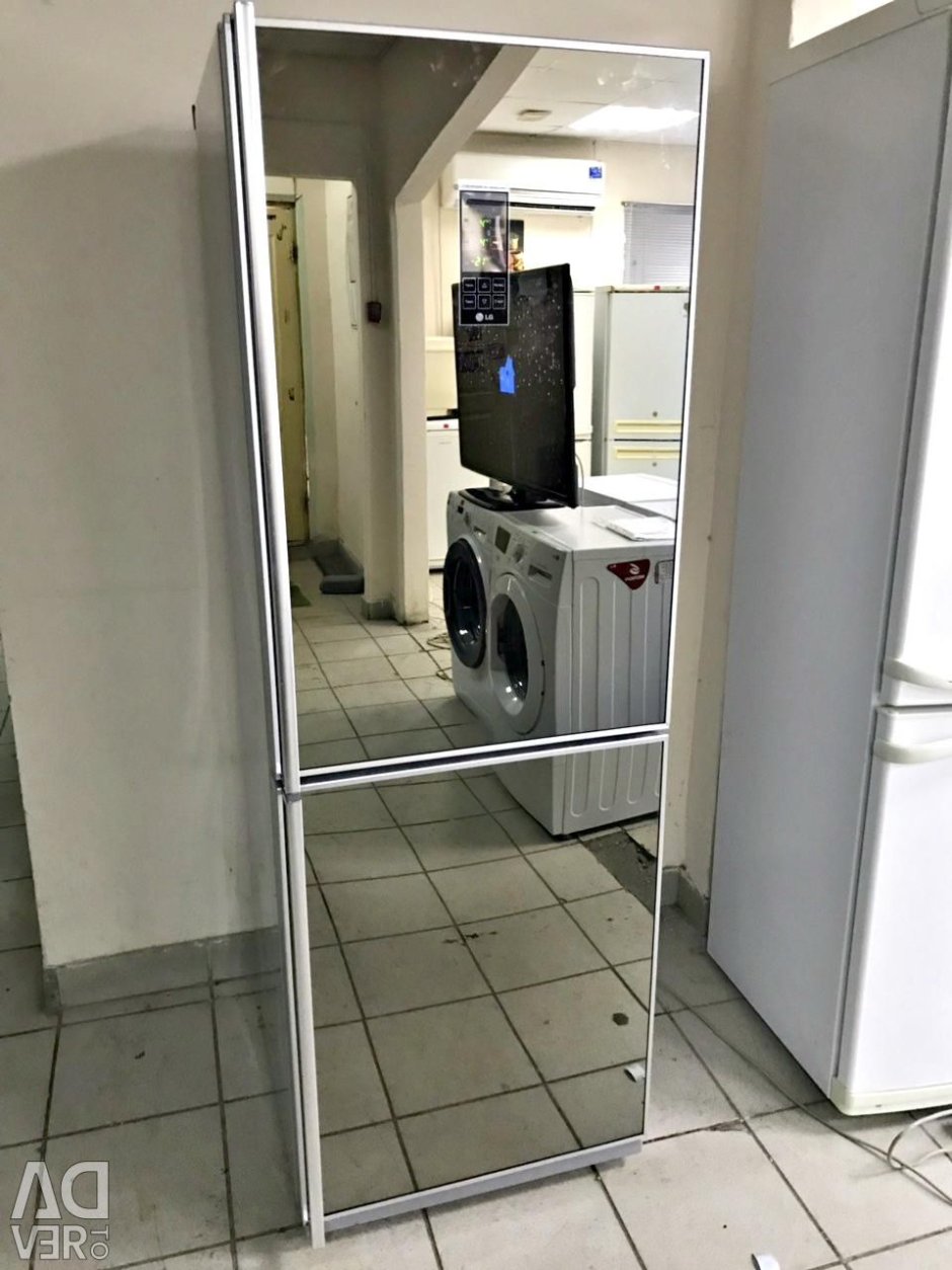 Холодильник с зеркальной дверцей