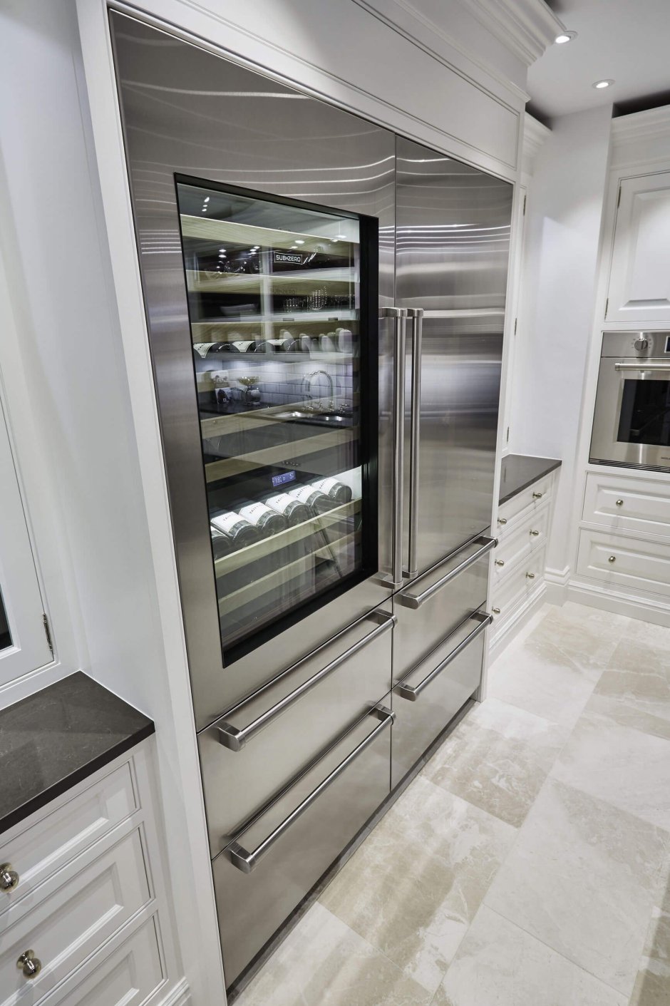 Зеркальный холодильник в интерьере кухни