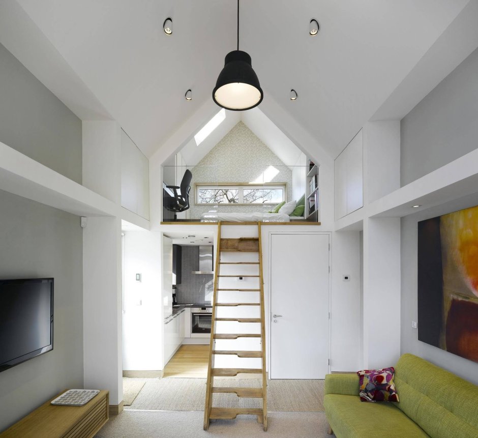 Маленькая комната с высокими потолками