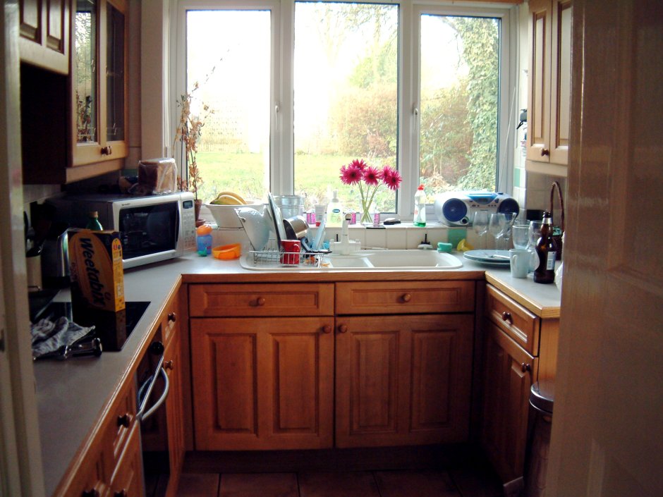 Маленькая кухня в частном доме с окном