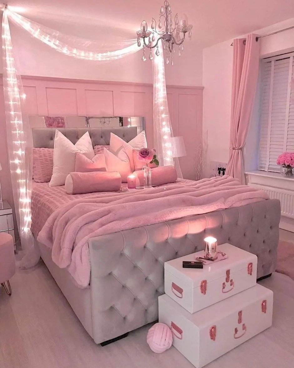 Маленькая спальня для девочки кроватью, обвешенное шторами