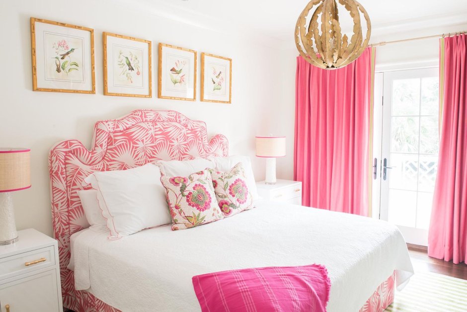 Спальня в частном доме в розовом цвете
