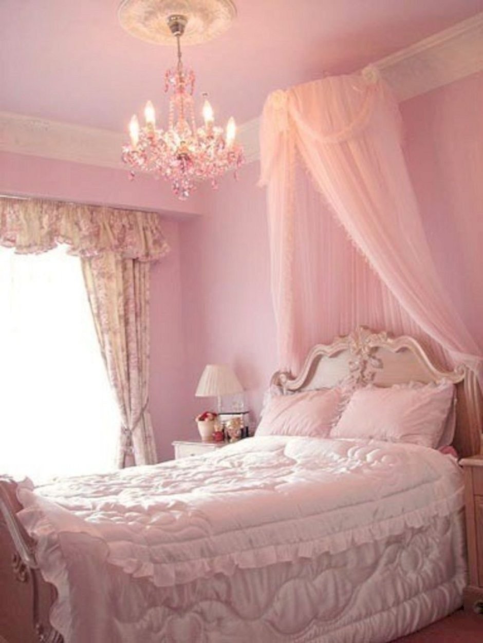 Бело розовая спальня