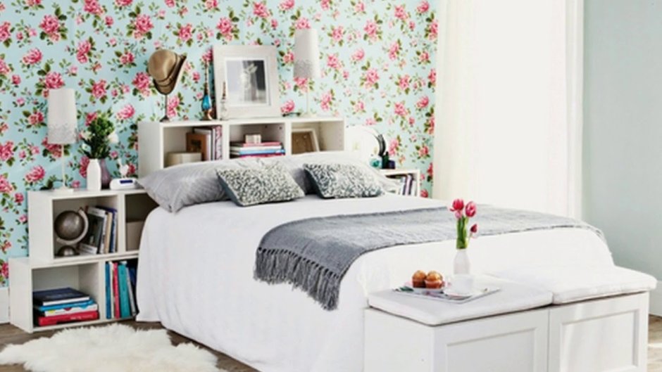 Спальня с цветочными полками