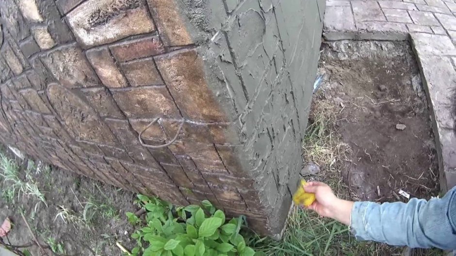 Цоколь из плиточного клея под камень