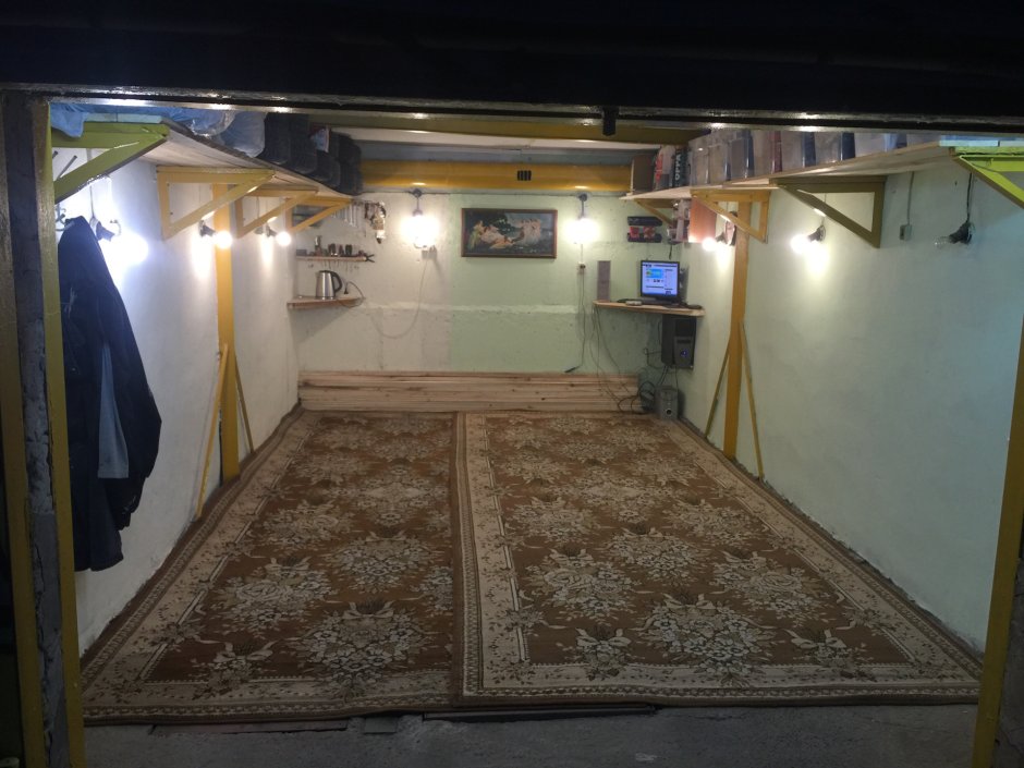Машина на ковре в гараже