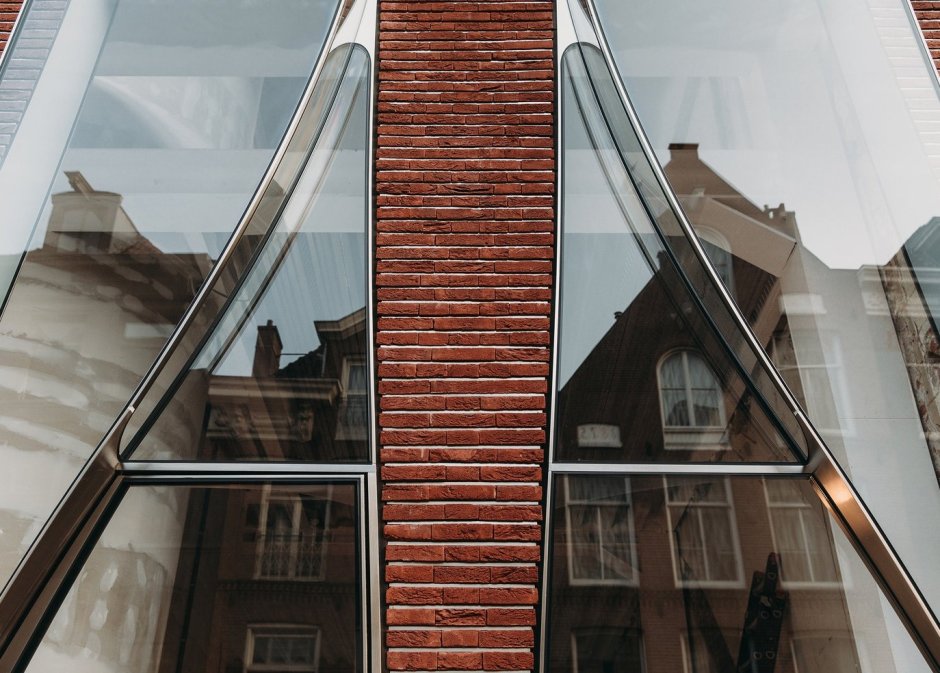 The looking Glass на p. c. Hooftstraat, 138