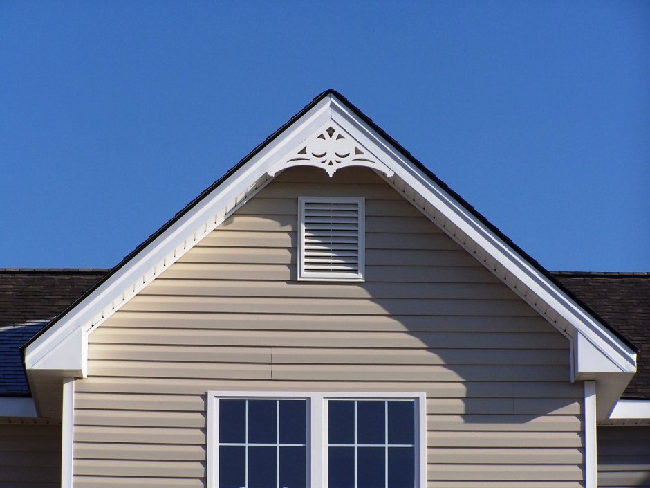 Декоративные фронтоны на крыше