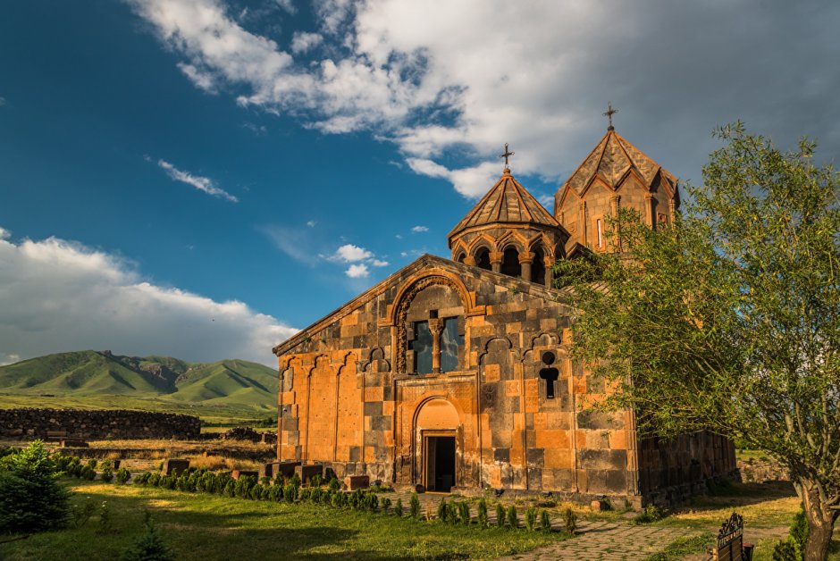 Монастырь в горе Армения
