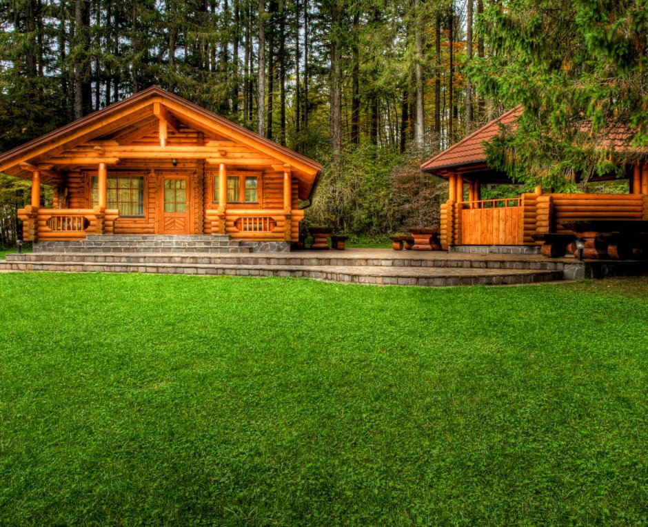 Деревянный дом на природе