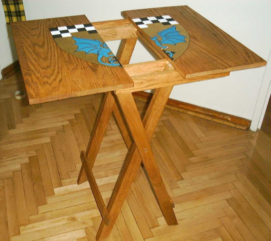 Раскладной столик из дерева