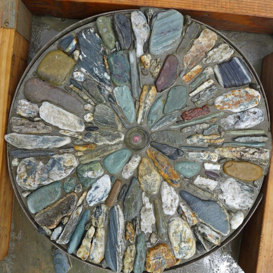 Старинная мозаика из камня