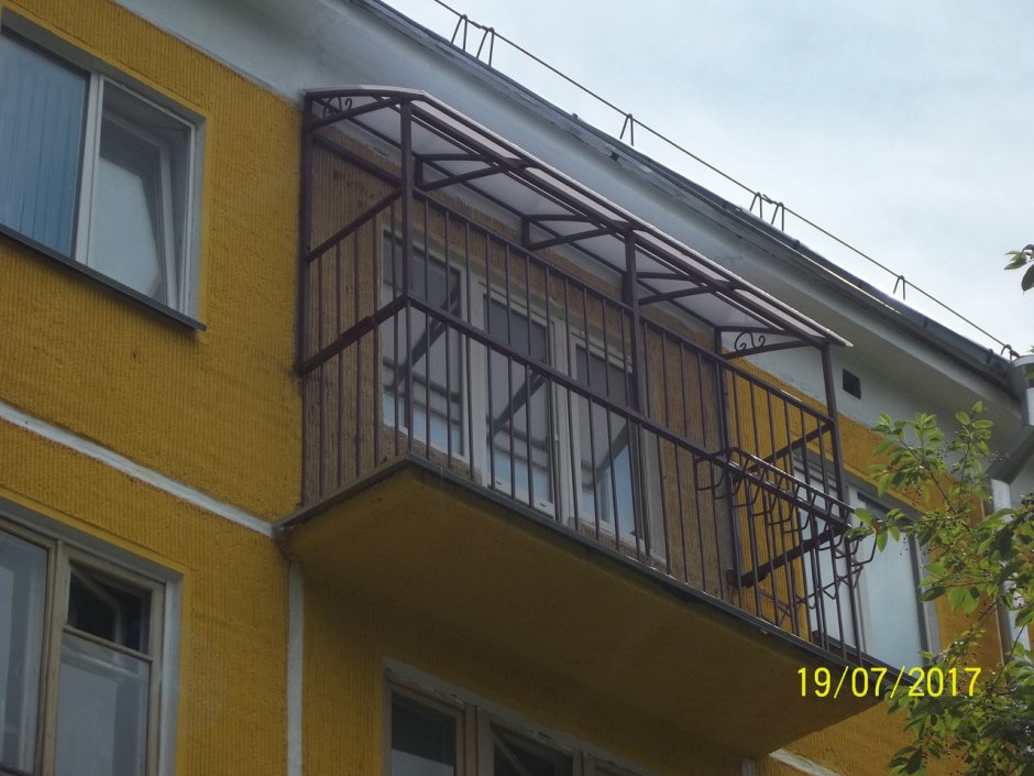 Козырек над балконом