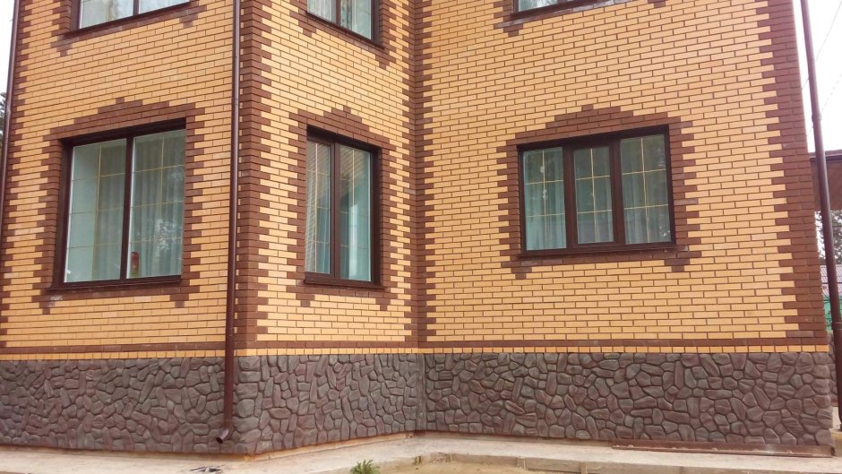 Цоколь из желтого кирпича