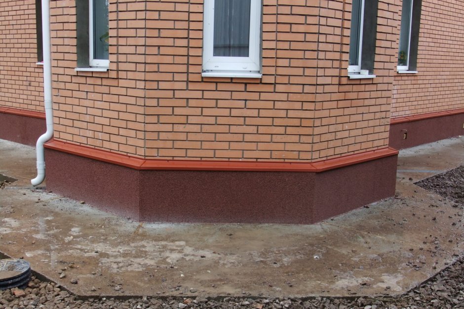 Кирпичный отлив для цоколя