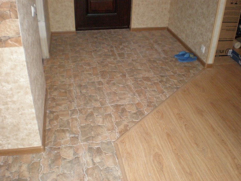 Плитка с линолеумом в коридоре