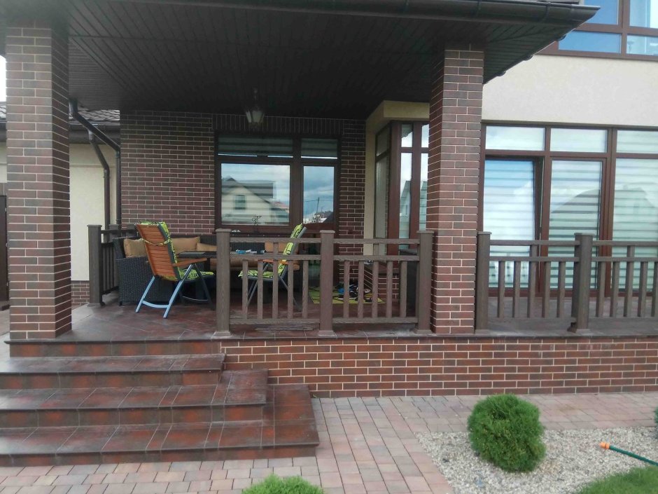 Терраса с колоннами из кирпича