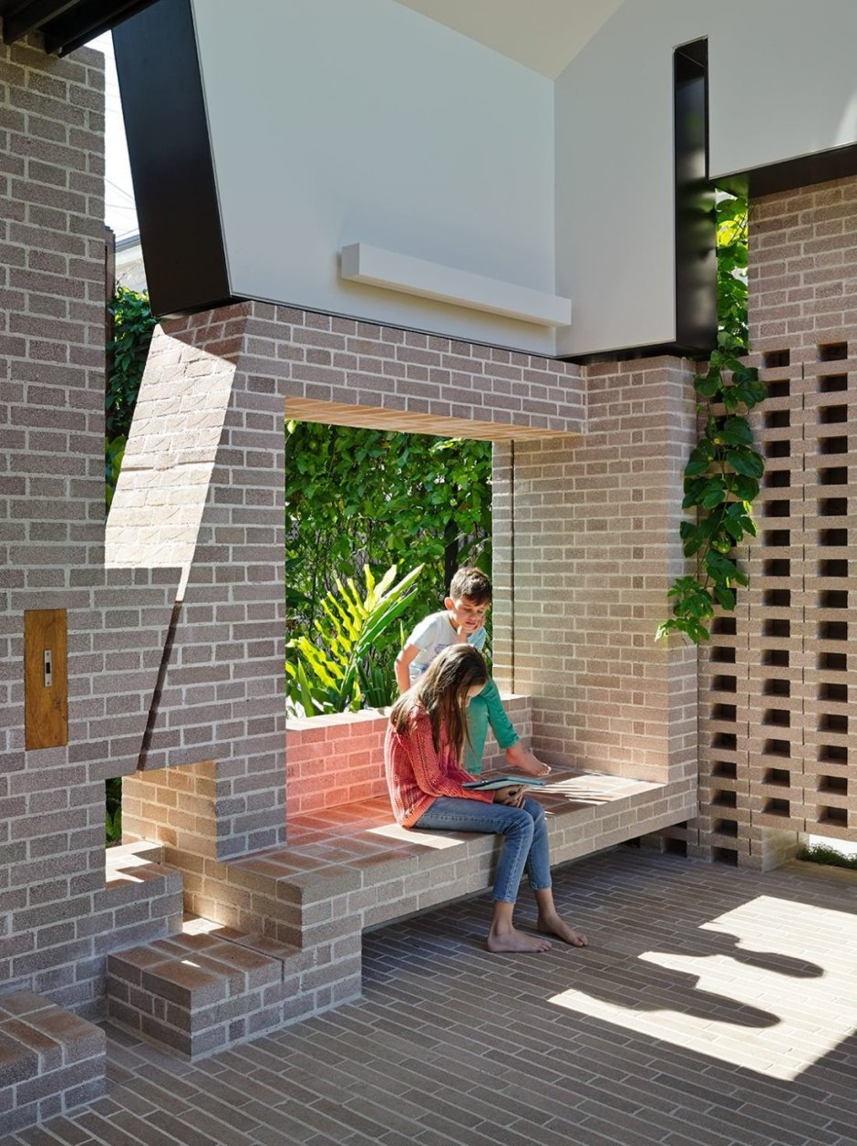 Полу веранда из кирпича