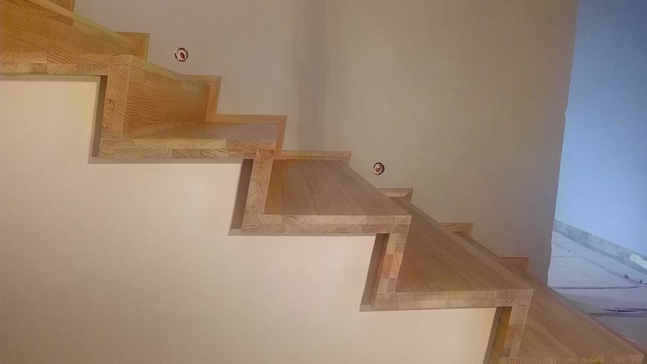 Монтаж деревянных ступеней на бетон