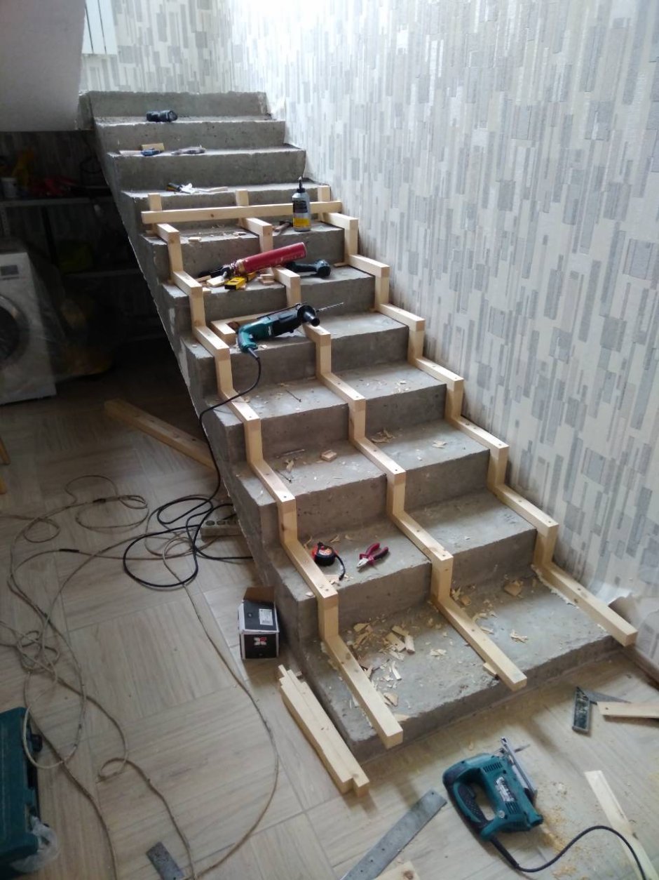 Крепеж деревянных ступеней на бетонную лестницу