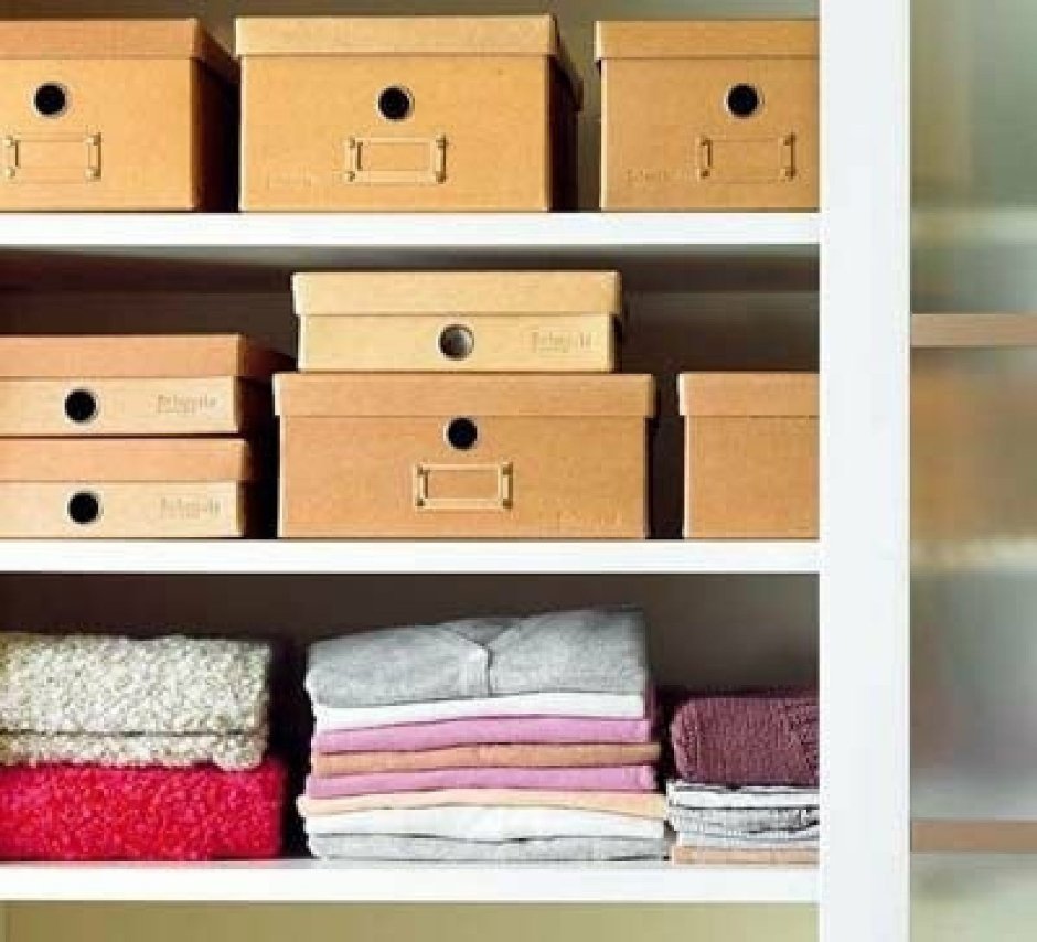 Коробки на полке