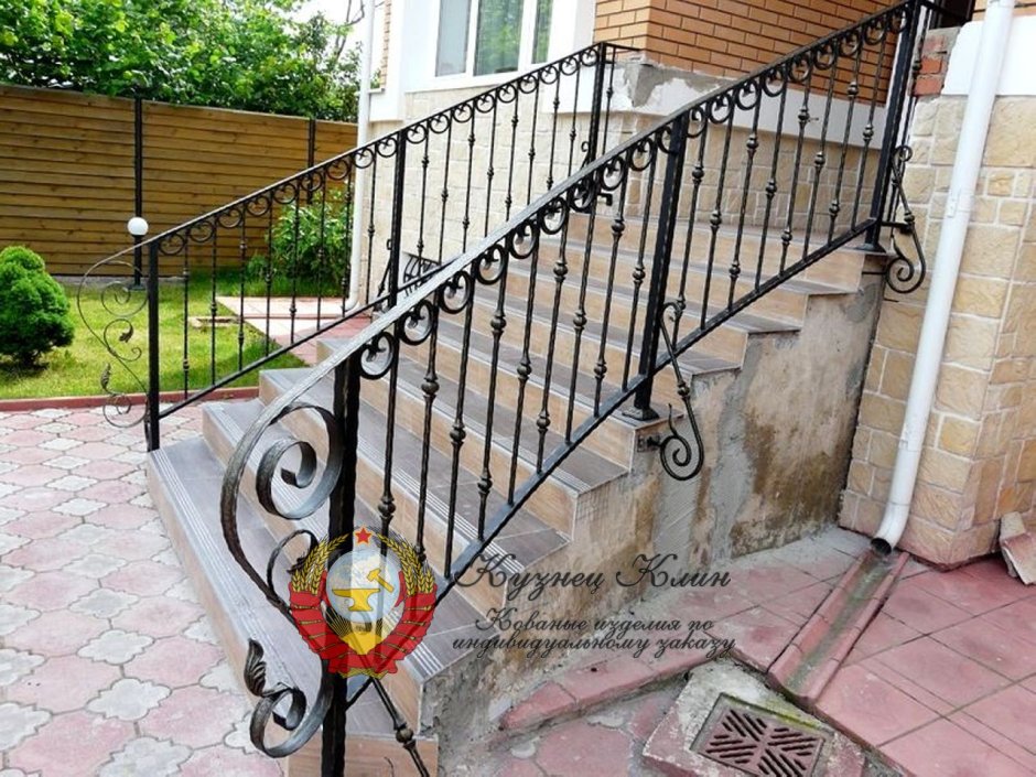 Кованые перила на уличную лестницу