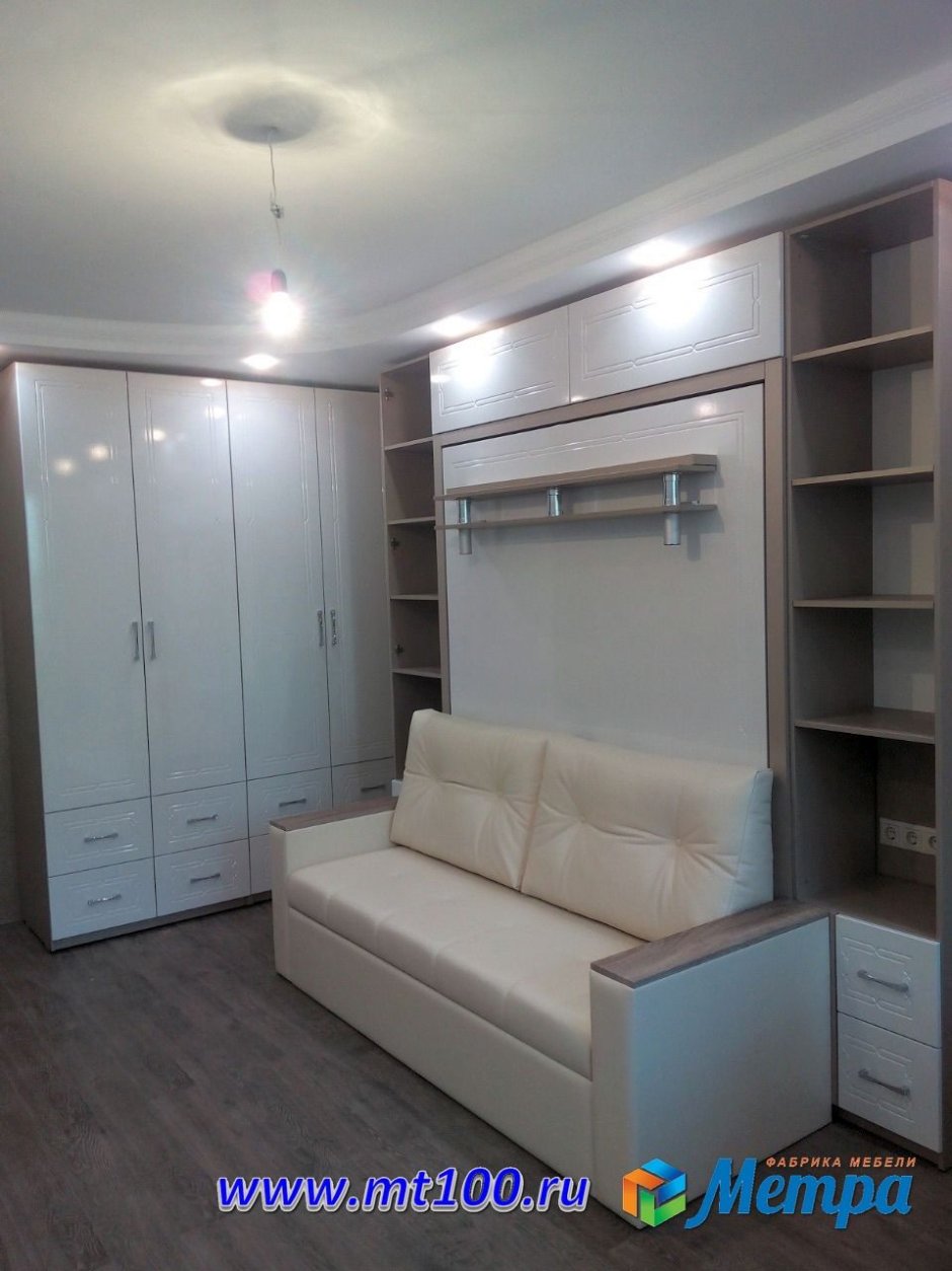 Комната со шкафом купе и диваном