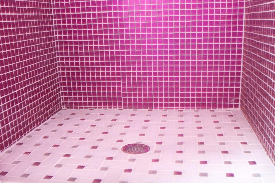 Розовая ванная комната с плиткой мозаикой