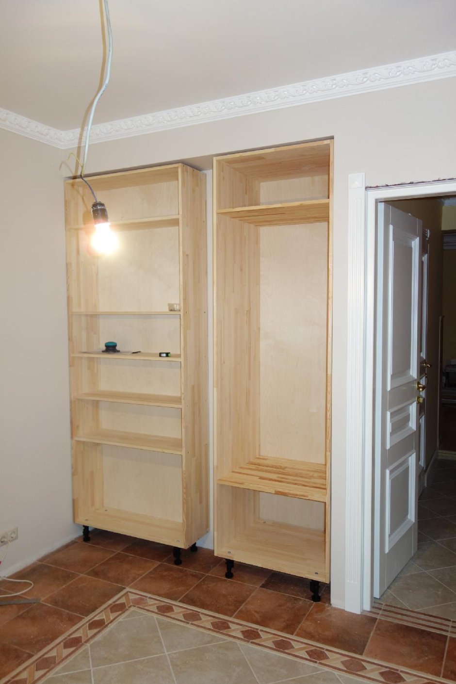 Шкаф в нишу в прихожей