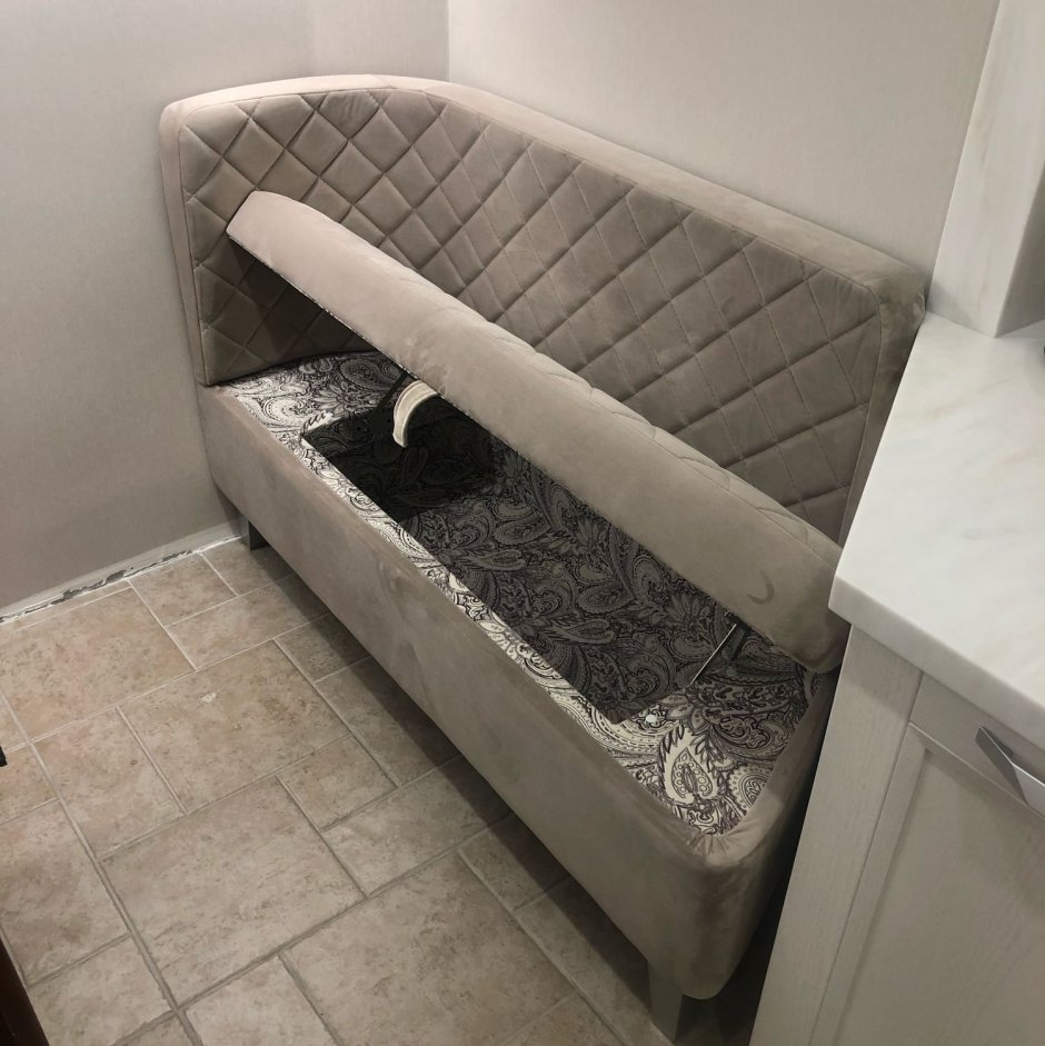 Кухонный диван с пуфиками