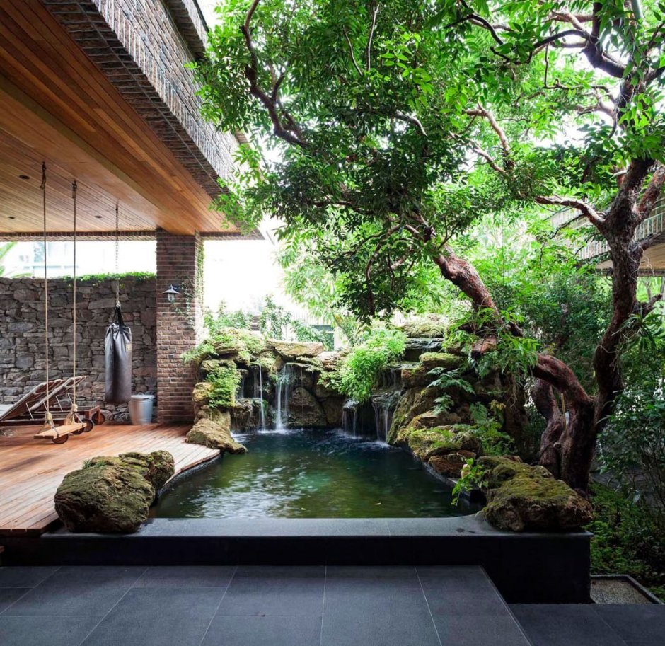 Японский сад с бассейном