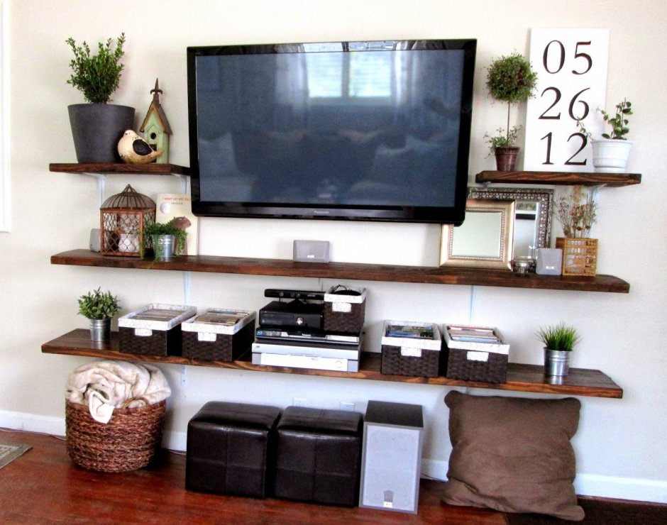 Декор полок в гостиной над телевизором