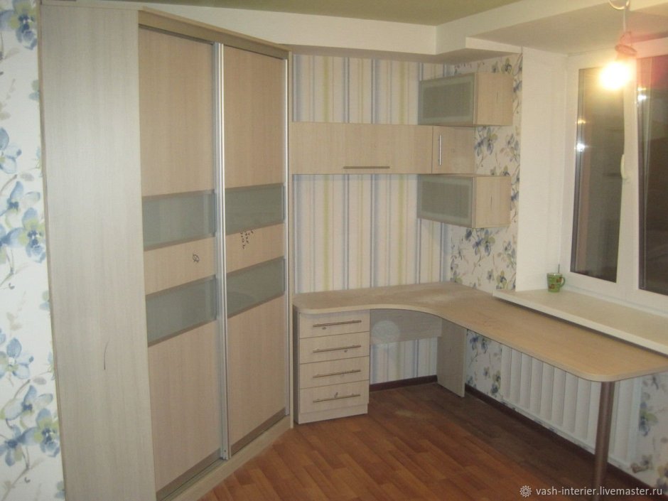Угловой шкаф купе с рабочим местом