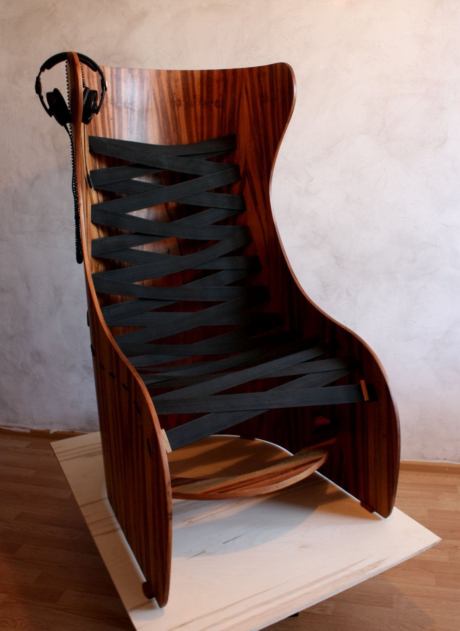 Креативное кресло из дерева