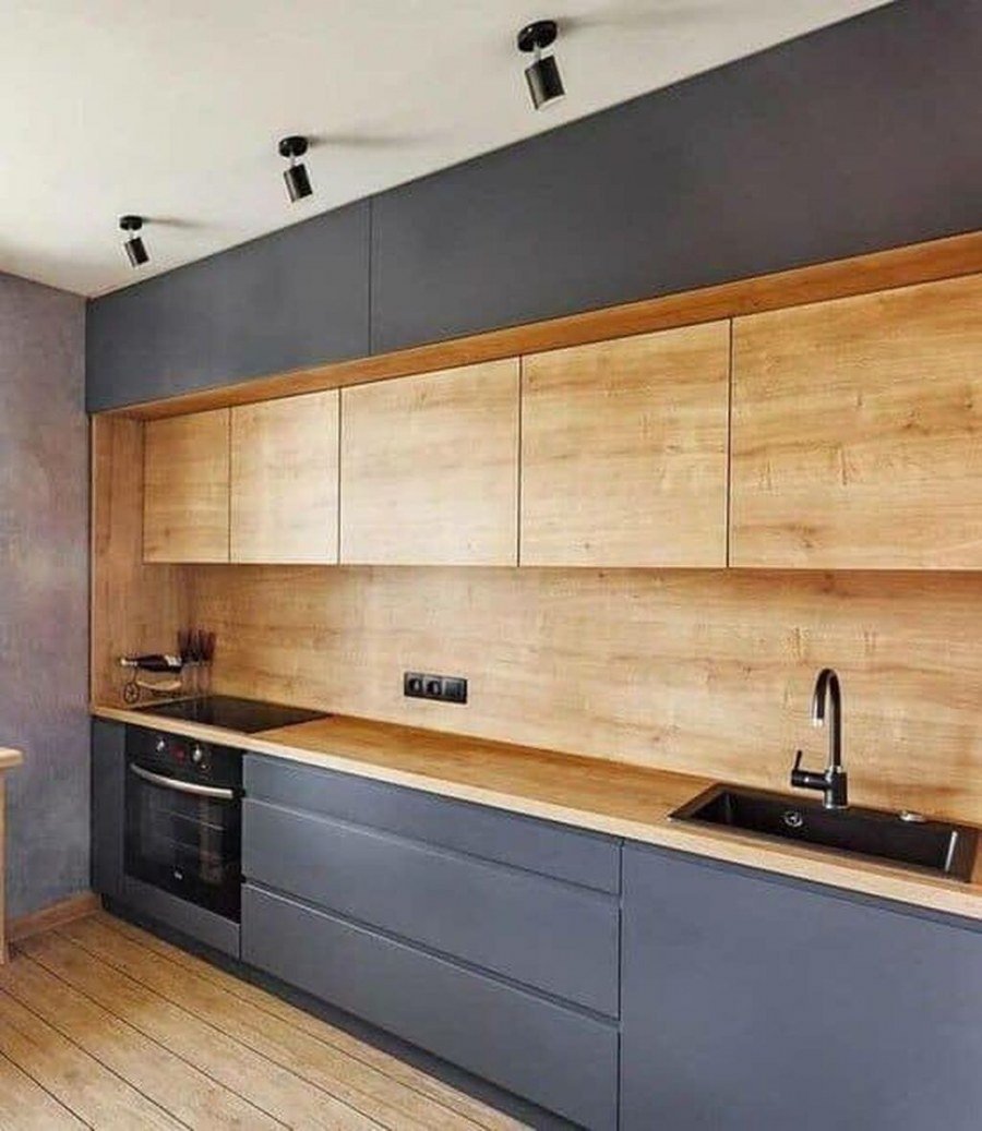 Кухня серый верх деревянный низ