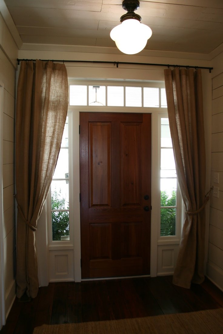 Шторы на входные двери с окном