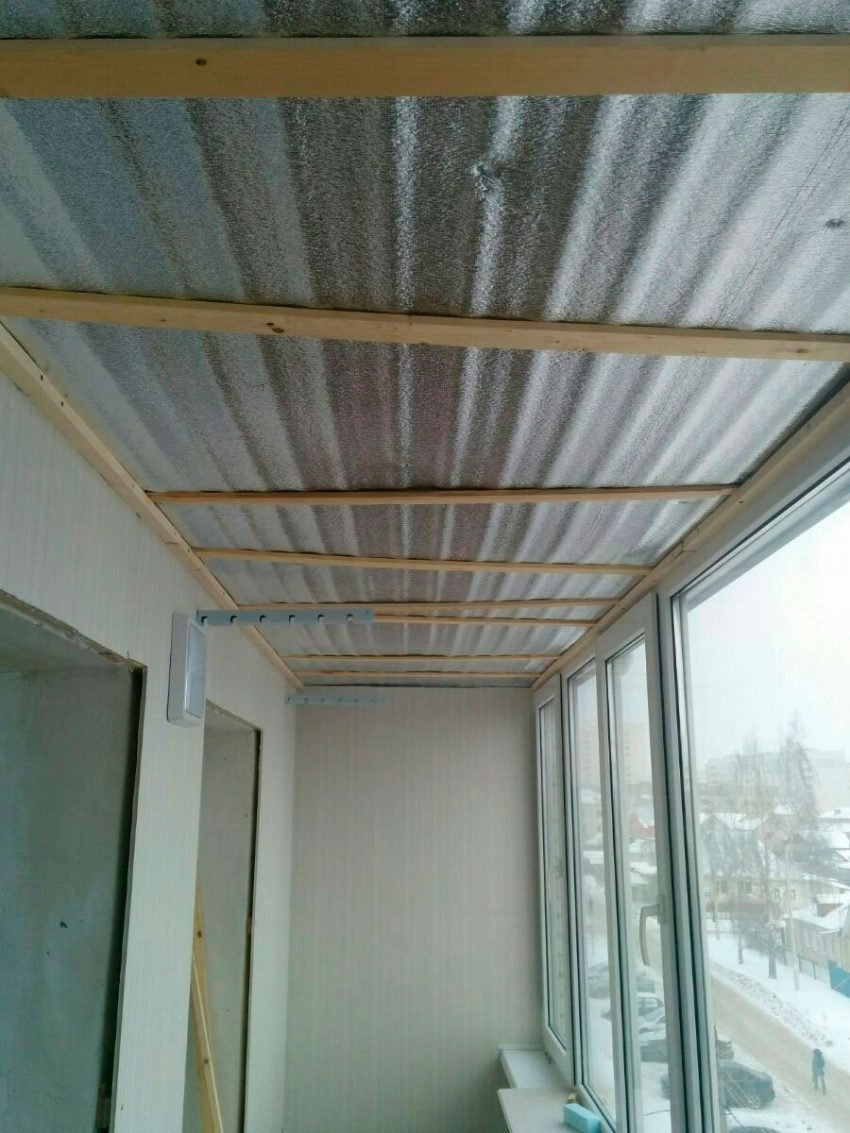 Отделка потолка на болкон