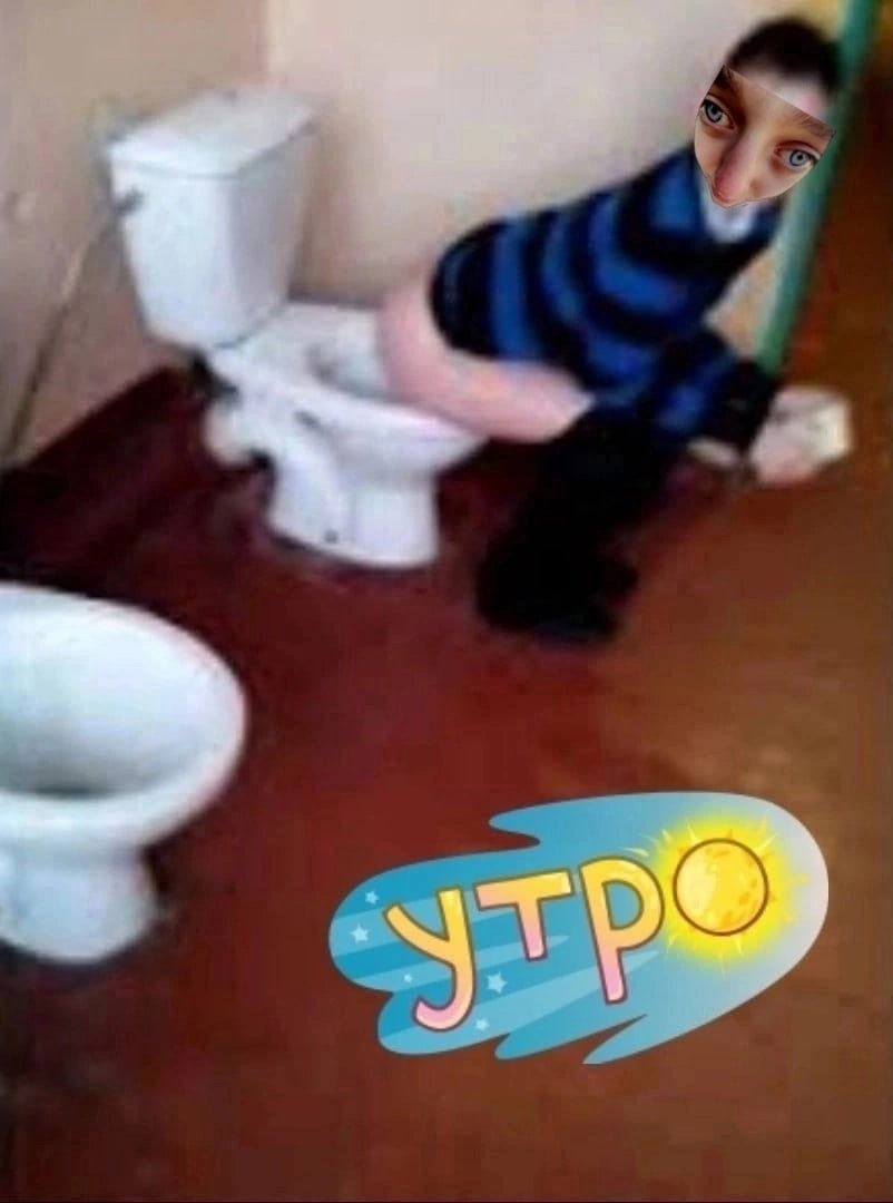 Мальчишка в школьном туалете