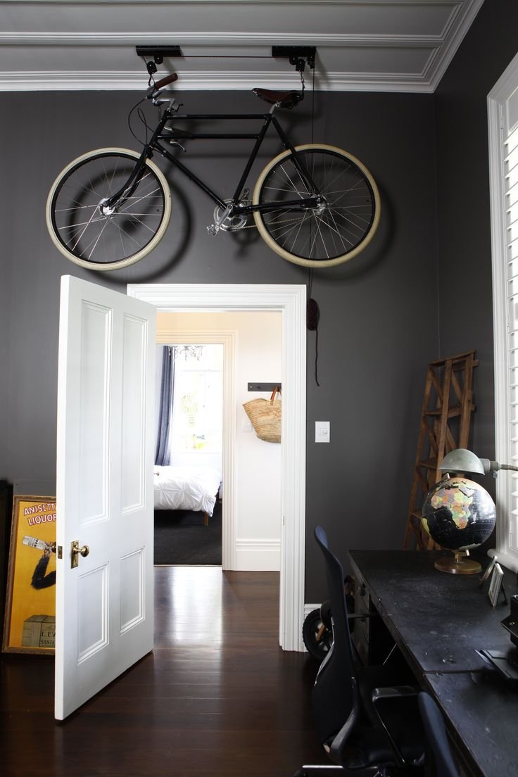 Велосипед в маленькой квартире
